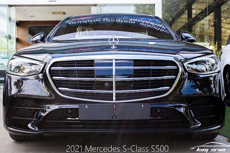 Để phục vụ các khách hàng giàu có ở Campuchia, một đại lý xe nổi tiếng ở Thủ đô Phnôm Pênh đã đưa về một chiếc S500 2022 (AMG Line), đây là một trong những phiên bản cao cấp nhất của dòng S-Class thế hệ mới. Được biết, giá xe Mercedes-Benz S500 2022 khoảng 310.000 USD (khoảng 7 tỷ đồng), cao hơn mức giá người Việt hay nghĩ đến về giá xe Campuchia.
