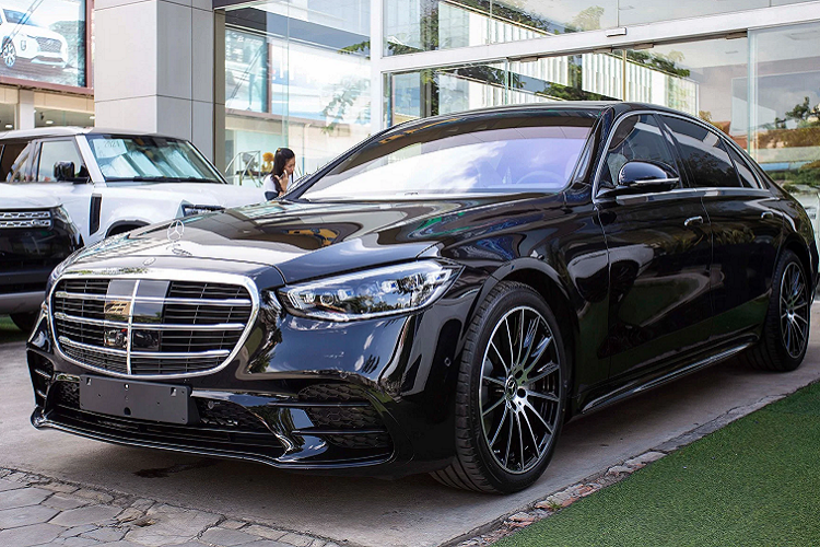 Ra mắt từ đầu tháng 9 năm ngoái, Mercedes-Benz S-Class thế hệ mới (W223) gây ấn tượng với nội thất hiện đại với khoang lái “ngập tràn” màn hình, bên cạnh nhiều công nghệ hỗ trợ lái và động cơ mild hybrid. Đáng chú ý nhất chính là mẫu xe sang Mercedes-Benz S500 2022 mới.