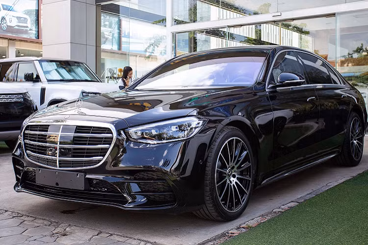 Ra mắt từ đầu tháng 9 năm ngoái, Mercedes-Benz S-Class thế hệ mới (W223) gây ấn tượng với nội thất hiện đại với khoang lái “ngập tràn” màn hình, bên cạnh nhiều công nghệ hỗ trợ lái và động cơ mild hybrid. Đáng chú ý nhất chính là mẫu xe sang Mercedes-Benz S500 2022 mới.