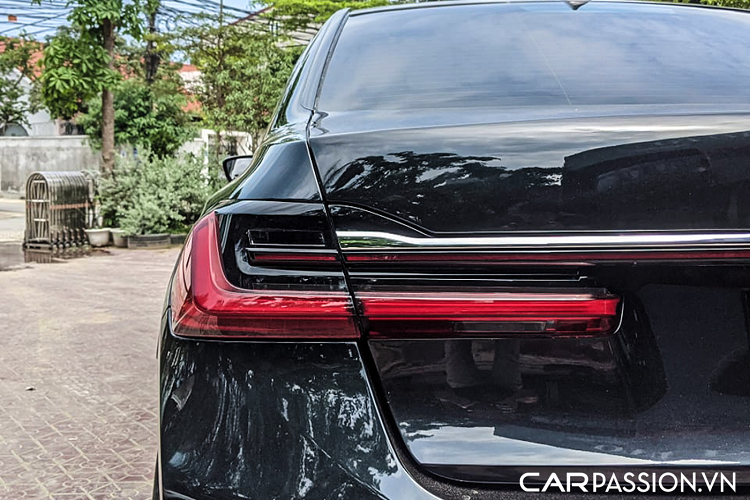 Đội ngũ kỹ thuật ban đầu phải lắp đặt các chi tiết nâng cấp mới lên cho xe, sau đó tiến hành xử lý thô phần thân xe sao cho những đường nét có thể kết hợp một cách liền mạch, vừa phù hợp với kết cấu nguyên bản của 7 Series F02, vừa đảm bảo yếu tố về mặt thẩm mỹ sao cho giống với phiên bản mới nhất có thể. Để “lên đời” cho 7 Series F02, chiếc xe đã cần tới loạt chi tiết mới của bản 7 Series mới nhất bao gồm cản trước mới, phần cản sau mới, nắp cốp, gương xe, bộ mâm,…