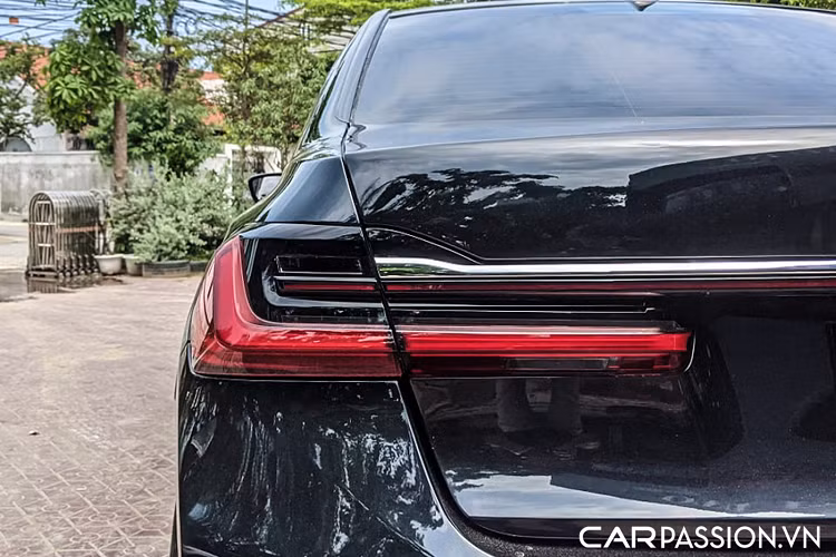 Đội ngũ kỹ thuật ban đầu phải lắp đặt các chi tiết nâng cấp mới lên cho xe, sau đó tiến hành xử lý thô phần thân xe sao cho những đường nét có thể kết hợp một cách liền mạch, vừa phù hợp với kết cấu nguyên bản của 7 Series F02, vừa đảm bảo yếu tố về mặt thẩm mỹ sao cho giống với phiên bản mới nhất có thể. Để “lên đời” cho 7 Series F02, chiếc xe đã cần tới loạt chi tiết mới của bản 7 Series mới nhất bao gồm cản trước mới, phần cản sau mới, nắp cốp, gương xe, bộ mâm,…