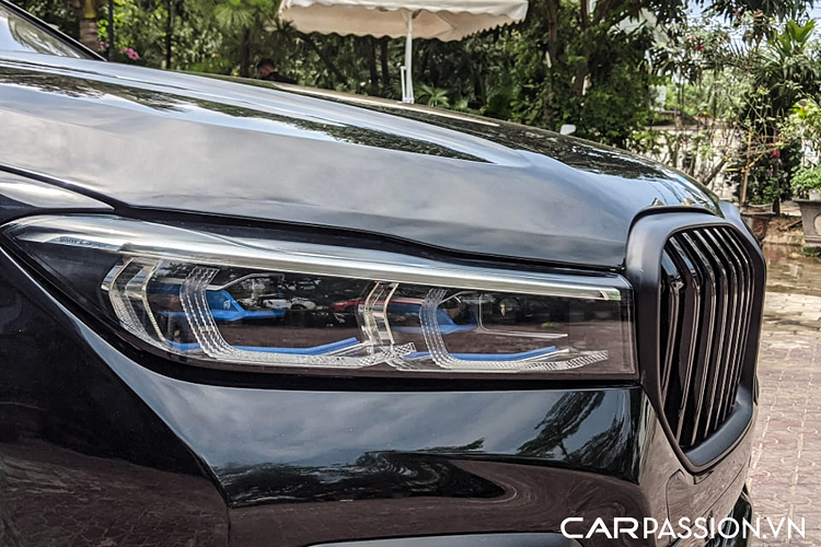 Dòng 7 Series F02 có những đường nét thiết kế khác biệt so với thế hệ mới nhất, chính vì thế mà đội ngũ kỹ thuật cần phải xử lý các chi tiết thân xe nhằm ăn nhập với các chi tiết độ và giống với phiên bản mới nhất. Không chỉ thay thế những chi tiết mới như cản trước, cốp xe,… Đội ngũ còn phải xử lý thô phần đuôi xe, đầu xe cũng như các tấm thân xe, cửa xe sao cho giống với phiên bản 7 Series mới nhất có thể. Đối với một số chi tiết không thể sửa đổi thì cần phải lắp đặt những chi tiết của 7 Series phiên bản mới.