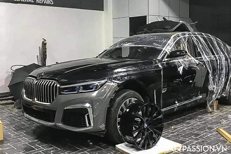 Vào năm ngoái, tại Việt Nam đã từng có một chiếc BMW 7 Series đời 2015 được nâng cấp bodykit lên phiên bản mới cùng diện mạo hoàn mỹ. Dự án nâng cấp này phần nào dễ dàng hơn bởi BMW 7 Series 2015 không có quá nhiều khác biệt so với bản mới nhất, tuy nhiên đội ngũ nâng cấp cũng đã mất nhiều thời gian cho việc lắp đặt các chi tiết, thiết lập tương thích với hệ thống nhằm đảm bảo các chi tiết mới có thể hoạt động một cách trơn tru trên xe.