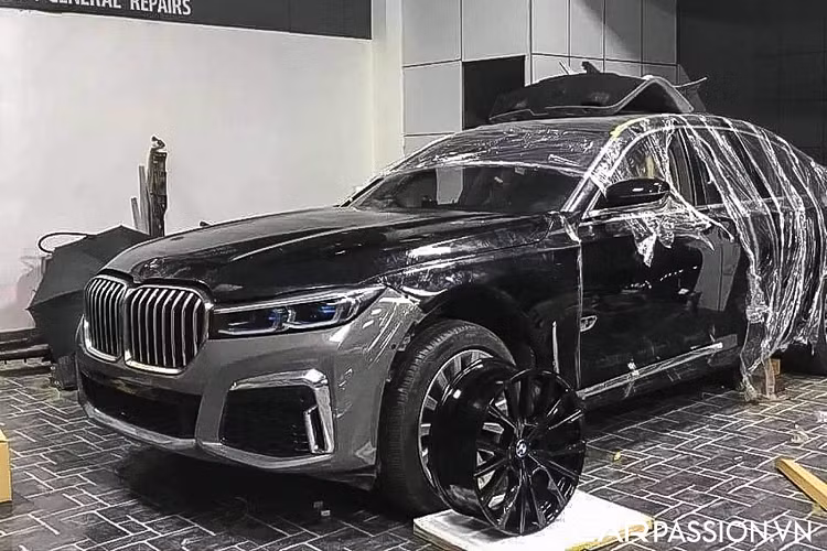 Vào năm ngoái, tại Việt Nam đã từng có một chiếc BMW 7 Series đời 2015 được nâng cấp bodykit lên phiên bản mới cùng diện mạo hoàn mỹ. Dự án nâng cấp này phần nào dễ dàng hơn bởi BMW 7 Series 2015 không có quá nhiều khác biệt so với bản mới nhất, tuy nhiên đội ngũ nâng cấp cũng đã mất nhiều thời gian cho việc lắp đặt các chi tiết, thiết lập tương thích với hệ thống nhằm đảm bảo các chi tiết mới có thể hoạt động một cách trơn tru trên xe.