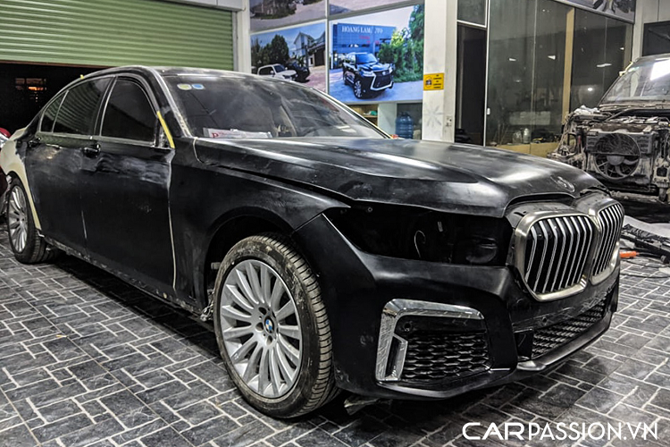 Sau khi được nâng cấp, chiếc 7 Series này có diện mạo tương đồng với những chiếc 7 Series phiên bản mới nhất. Thoạt nhìn sẽ rất khó để nhận ra đây là một chiếc xe đã được nâng cấp vì các chi tiết đều rất hoàn hảo với độ hoàn thiện cao nhờ tay nghề đầy kinh nghiệm của đội ngũ nâng cấp.