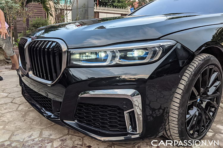 Chủ sở hữu đã lựa chọn nâng cấp BMW 7 Series F02 độ M Sport, chính vì vậy mà xe được trang bị phần cản trước với các hốc gió cỡ lớn. Theo chia sẻ từ phía Garage, phần lớn các chi tiết nâng cấp trên xe đều là các phụ tùng mới được đặt hàng chính hãng, sau đó được đội ngũ điều chỉnh sao cho phù hợp với kết cấu của chiếc BMW 7 Series thế hệ F02.