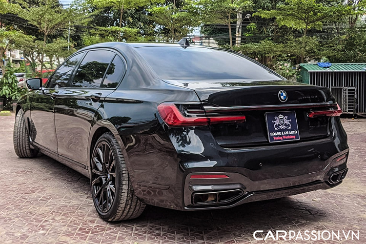 Chi tiết khó để lắp đặt nhất trên chiếc 7 Series F02 này chính là hệ thống đèn chiếu sáng hiện đại của 7 Series thế hệ mới nhất. Xe được nâng cấp với hệ thống đèn chiếu sáng Laser hiện đại bậc nhất của thương hiệu BMW trên 7 Series mới.