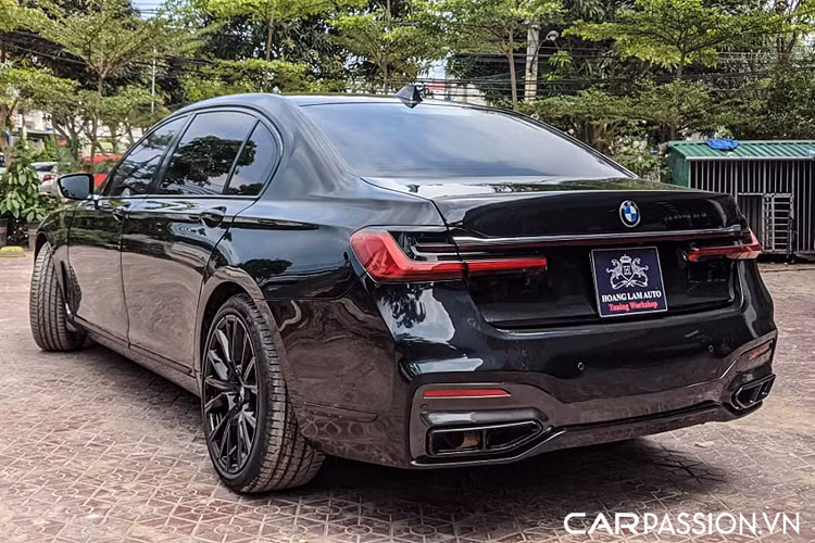 Chi tiết khó để lắp đặt nhất trên chiếc 7 Series F02 này chính là hệ thống đèn chiếu sáng hiện đại của 7 Series thế hệ mới nhất. Xe được nâng cấp với hệ thống đèn chiếu sáng Laser hiện đại bậc nhất của thương hiệu BMW trên 7 Series mới.