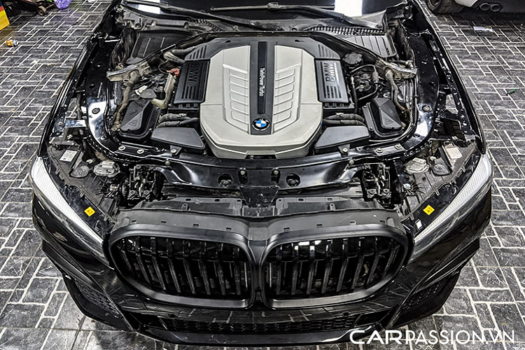 Để lắp đặt được hệ thống đèn này, đội ngũ nâng cấp đã phải cài đặt lại toàn bộ hệ thống điện đèn của xe mới có thể tương thích được với hệ thống đèn chiếu sáng mới. Công đoạn này thậm chí có thể mất cả tháng để hoàn thành nhưng có thể tương thích được toàn bộ các chức năng của hệ thống đèn chiếu sáng mới.