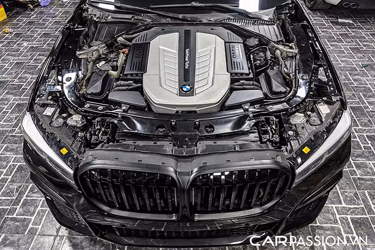 Để lắp đặt được hệ thống đèn này, đội ngũ nâng cấp đã phải cài đặt lại toàn bộ hệ thống điện đèn của xe mới có thể tương thích được với hệ thống đèn chiếu sáng mới. Công đoạn này thậm chí có thể mất cả tháng để hoàn thành nhưng có thể tương thích được toàn bộ các chức năng của hệ thống đèn chiếu sáng mới.