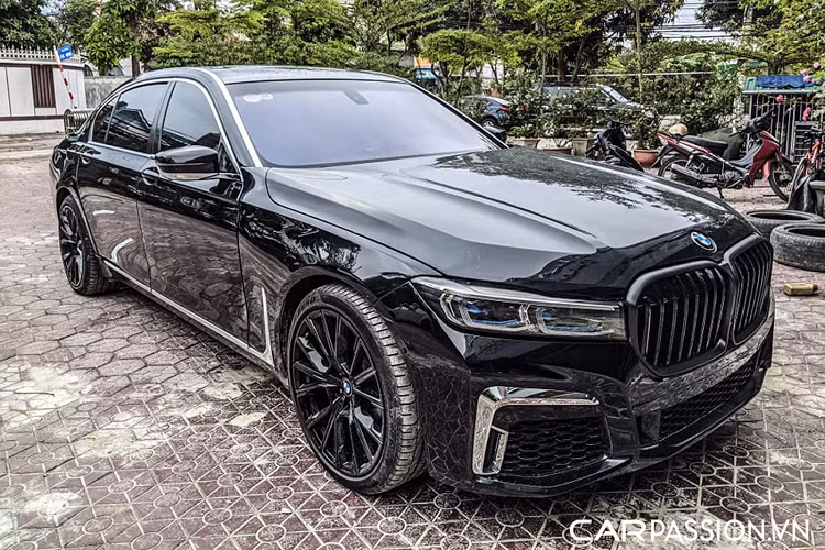 Xe cũng được trang bị bộ mâm đa chấu cỡ lớn được sơn màu đen bóng đem lại một diện mạo hầm hố, ấn tượng. Ngoài ra, một số chi tiết nhỏ như phần gương chiếu hậu của xe cũng được thay thế sang gương chiếu hậu của thế hệ mới nhất.