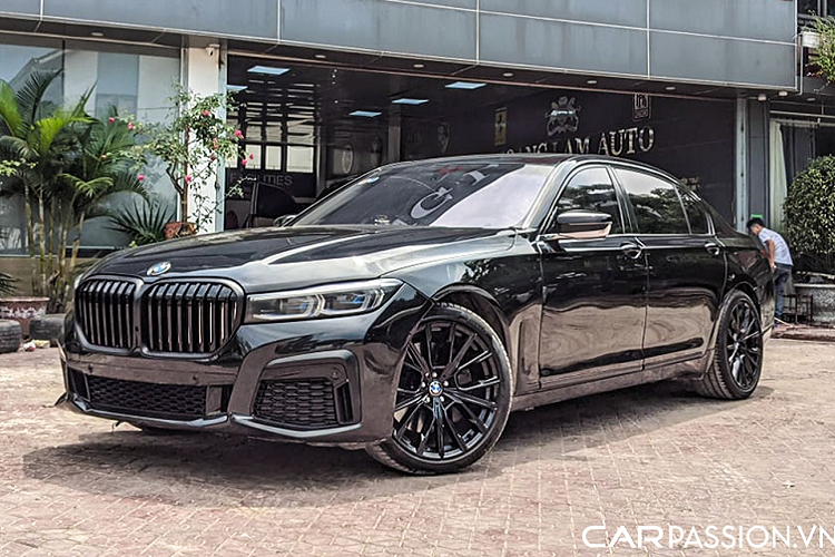 Để sở hữu một chiếc BMW 7 Series thế hệ mới hiện nay, số tiền chủ xe phải bỏ ra sẽ không nhỏ, lên tới khoảng 4,37 tỷ đồng. Tuy nhiên vẫn còn có cách thức khác cho những người đam mê phiên bản 7 Series mới này mà “tiết kiệm hơn” chính là nâng cấp những chiếc 7 Series thế hệ trước với diện mạo của 7 Series mới. Đồng thời, đây cũng chính là cách thức tuyệt vời dành cho những người muốn "trẻ hoá" mẫu xe yêu thích của mình để có thể gắn bó, sử dụng thêm nhiều năm nữa.