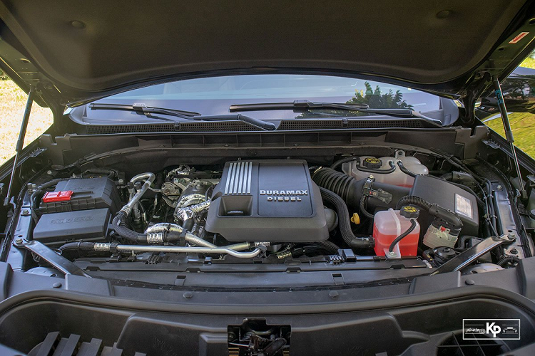 Bước vào nội thất, cảm giác choáng ngợp là những gì dễ cảm nhận trên chiếc SUV hạng sang Full Size của thương hiệu Mỹ. Thay đổi ấn tượng và dễ nhận ra nhất mà Cadillac dành cho Escalade ESV đến từ khu vực táp-lô trung tâm, không còn màn hình chìm trong táp-lô mà thay vào đó là màn hình kép với độ phân giải gấp đôi tivi 4k.