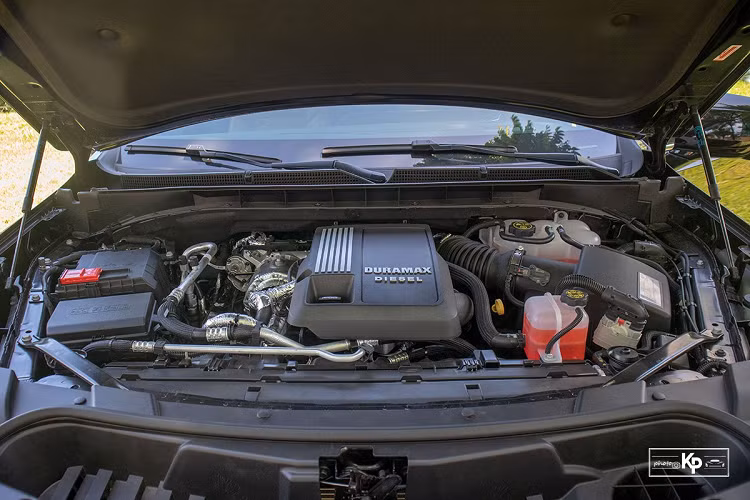 Bước vào nội thất, cảm giác choáng ngợp là những gì dễ cảm nhận trên chiếc SUV hạng sang Full Size của thương hiệu Mỹ. Thay đổi ấn tượng và dễ nhận ra nhất mà Cadillac dành cho Escalade ESV đến từ khu vực táp-lô trung tâm, không còn màn hình chìm trong táp-lô mà thay vào đó là màn hình kép với độ phân giải gấp đôi tivi 4k.