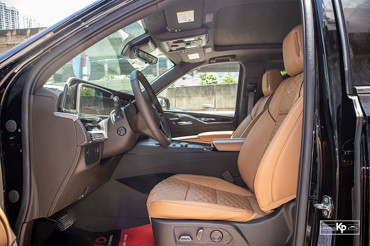 Trong đó, màn hình ở vị trí trung kích thước 12,3 inch sẽ cung cấp khả năng giải trí cho người dùng với khả năng kết nối điện thoại thông minh qua Apple CarPlay/Android Auto. Còn màn hình sau vô-lăng có kích thước 16,9 inch lớn nhất phân khúc với khả năng hiển thị đa dạng nhờ việc phân chia các màn hình nhỏ 7 inch 2 bên.