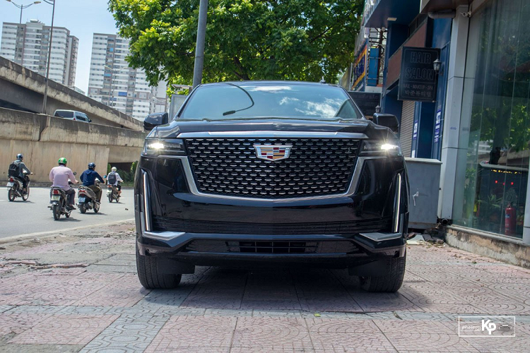 Tổng thể, Cadillac Escalade ESV Premium Luxury 2021 sở hữu chiều Dài x Rộng x Cao lần lượt là 5.766 x 2.059 x 1.942 (mm), điều này giúp chiếc SUV mang đến không gian rộng rãi hàng đầu phân khúc. Ở thế hệ thứ 5 ra mắt hồi năm 2020, chiếc ô tô Cadillac Escalade mang diện mạo hoàn toàn mới đầy hiện đại, cập nhật theo xu hướng với những đường nét thiết kế được cách tân so với mô hình cũ.