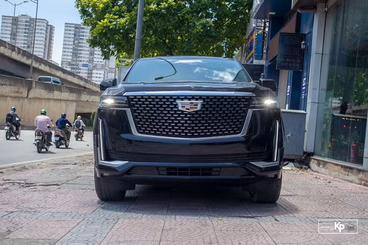 Tổng thể, Cadillac Escalade ESV Premium Luxury 2021 sở hữu chiều Dài x Rộng x Cao lần lượt là 5.766 x 2.059 x 1.942 (mm), điều này giúp chiếc SUV mang đến không gian rộng rãi hàng đầu phân khúc. Ở thế hệ thứ 5 ra mắt hồi năm 2020, chiếc ô tô Cadillac Escalade mang diện mạo hoàn toàn mới đầy hiện đại, cập nhật theo xu hướng với những đường nét thiết kế được cách tân so với mô hình cũ.