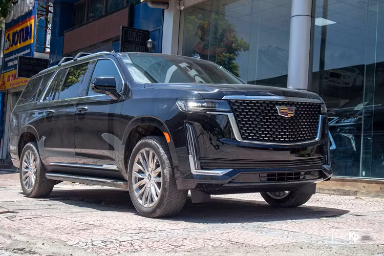  Khủng Long Cadillac Escalade là mẫu SUV hạng sang cỡ lớn được yêu thích hàng đầu tại Mỹ với thiết kế sang trọng, cơ bắp rất đặc trưng của dòng xe này. Không chỉ gây tiếng vang lớn ở quê nhà khi luôn được người dùng lựa chọn hàng đầu, Cadillac Escalade thế hệ hệ mới còn liên tục "lên đường" đến các thị trường khác và Việt Nam là một trong số đó.