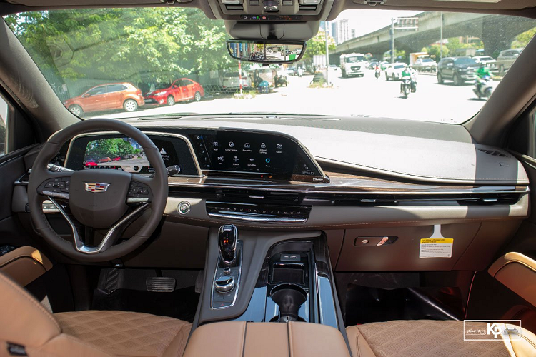 Chiếc ô tô mới đến từ Mỹ Cadillac Escalade ESV còn vạm vỡ hơn khi nhìn từ phần thân với chiều dài lớn, kính đen nối trụ C-D giúp xe trở nên thanh thoát hơn. Do thân hình lớn nên mẫu SUV hạng sang này sở hữu bộ la-zăng hợp kim sáng màu với kích thước lên đến 22 inch, gương chiếu hậu rời xuống cửa xe mở rộng tầm quan sát. Dải đèn hậu LED kéo dài của Cadillac Escalade ESV 2021 giống đời trước và đây cũng là điểm đặc trưng của mẫu SUV này.