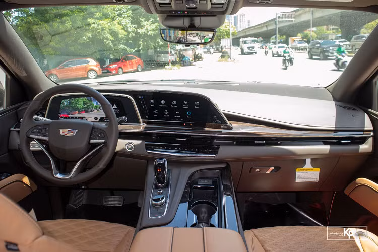 Chiếc ô tô mới đến từ Mỹ Cadillac Escalade ESV còn vạm vỡ hơn khi nhìn từ phần thân với chiều dài lớn, kính đen nối trụ C-D giúp xe trở nên thanh thoát hơn. Do thân hình lớn nên mẫu SUV hạng sang này sở hữu bộ la-zăng hợp kim sáng màu với kích thước lên đến 22 inch, gương chiếu hậu rời xuống cửa xe mở rộng tầm quan sát. Dải đèn hậu LED kéo dài của Cadillac Escalade ESV 2021 giống đời trước và đây cũng là điểm đặc trưng của mẫu SUV này.