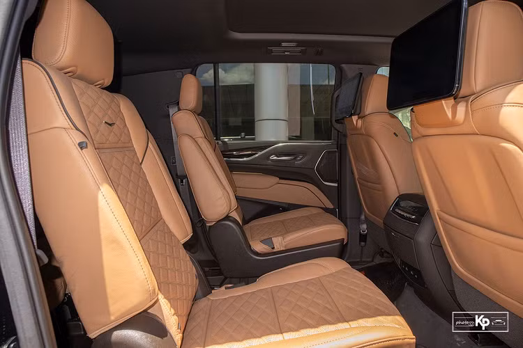 Do là phiên bản trụ cơ sở kéo dài nên Cadillac Escalade ESV Premium Luxury 2021 mang đến không gian vô cùng rộng rãi cho hành khách hàng với cấu hình ghế 2-2-3. Ghế xe bọc da bò vân quả trám cao cấp, ghế trước của xe có thể chỉnh điện đa hướng, sưởi ấm/thông gió, nhớ vị trí,... Hàng ghế thứ 2 kiểu thương gia đặc trưng có bệ tỳ tay riêng và hàng ghế cuối có khoảng để chân đến 933 mm vô cùng thoải mái.