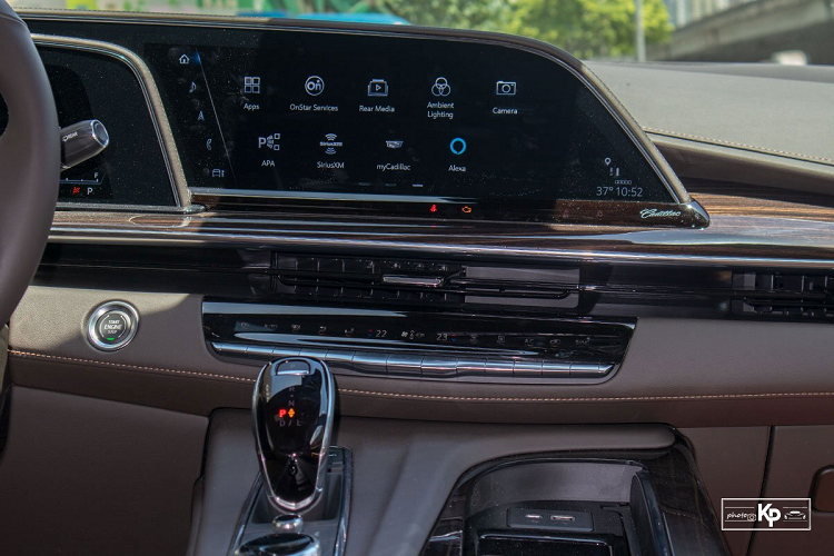 Ngoại hình của Cadillac Escalade ESV Premium Luxury 2021 mới về Việt Nam đầy hiện đại với lưới tản nhiệt dạng vân kim cương tràn viền "ăn nhập" với cụm đèn pha LED toàn phần. Trong khi đó, đải đèn LED định ban ngày của xe giờ đây đã được hạ thấp và đặt dọc mô phỏng thiết kế hốc gió phía trước.