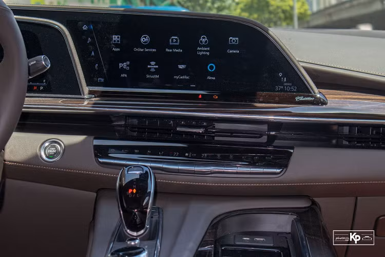 Ngoại hình của Cadillac Escalade ESV Premium Luxury 2021 mới về Việt Nam đầy hiện đại với lưới tản nhiệt dạng vân kim cương tràn viền "ăn nhập" với cụm đèn pha LED toàn phần. Trong khi đó, đải đèn LED định ban ngày của xe giờ đây đã được hạ thấp và đặt dọc mô phỏng thiết kế hốc gió phía trước.