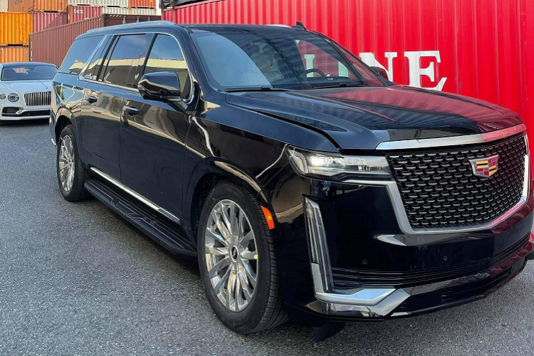 Sau khi "khui công" không lâu tại cảng, Cadillac Escalade 2021 mới đầu tiên tại Việt Nam đã cập bến đại lý tư nhân HC Auto ở Hà Nội. Đây được coi là "bom tấn" của thị trường xe nhập không chính hãng tại nước ta trong năm nay và được rất nhiều tín đồ mê xe chờ đón. Chiếc SUV hạng sang cỡ lớn về việt Nam thuộc phiên bản trục cơ sở kéo dài với tên gọi Cadillac Escalade ESV Premium Luxury 2021, xe sở hữu nhiều trang bị tiện nghi "xịn xò" "độc" nhất phân khúc hiện nay.