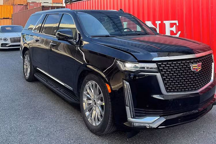 Sau khi "khui công" không lâu tại cảng, Cadillac Escalade 2021 mới đầu tiên tại Việt Nam đã cập bến đại lý tư nhân HC Auto ở Hà Nội. Đây được coi là "bom tấn" của thị trường xe nhập không chính hãng tại nước ta trong năm nay và được rất nhiều tín đồ mê xe chờ đón. Chiếc SUV hạng sang cỡ lớn về việt Nam thuộc phiên bản trục cơ sở kéo dài với tên gọi Cadillac Escalade ESV Premium Luxury 2021, xe sở hữu nhiều trang bị tiện nghi "xịn xò" "độc" nhất phân khúc hiện nay.