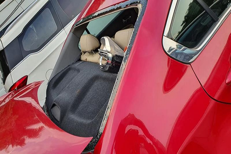 Theo đó, ngân hàng đang muốn phát mại xe Kia Cerato 2018, bản 2.0AT với giá 338 triệu đồng, tuy nhiên, chiếc Cerato này hẳn đã trải qua một vụ tai nạn nghiêm trọng.