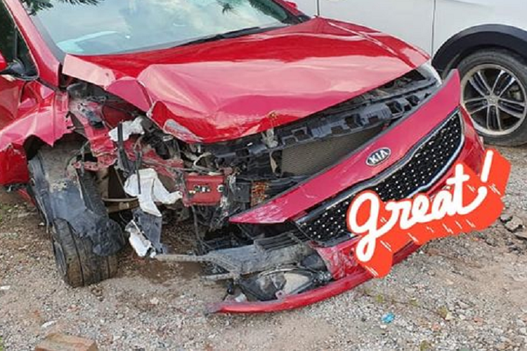 Phần đầu xe vỡ bung bét trong khi phía sau bị bung phần cản, bung ốp và hỏng cốp. Cư dân mạng cho rằng sẽ chẳng ai dám mua chiếc Kia Cerato nát tan tành thế này vì giá cao và cần nhiều chi phí sửa chữa.