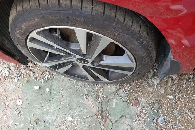 Nội dung của bài đăng hoàn toàn bình thường nhưng những hình ảnh đi kèm là chiếc Kia Cerato nát đầu lại khiến nhiều người "bật ngửa".