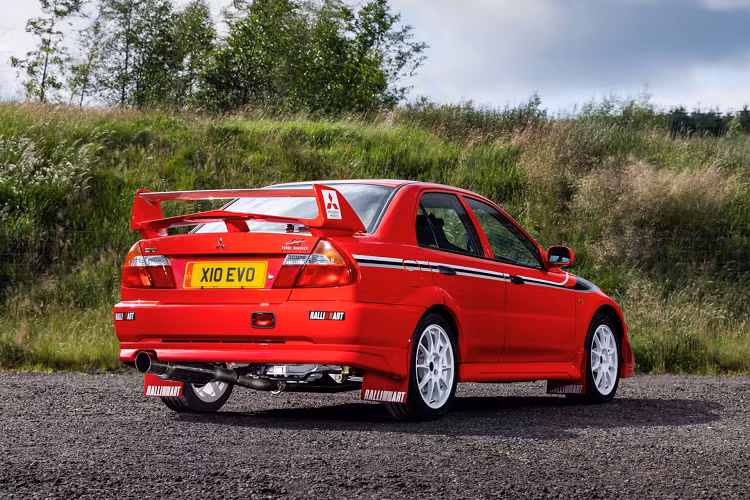 So với phiên bản Evo VI tiêu chuẩn, chiếc xe sở hữu cản trước thiết kế mới cùng bộ mâm của Enkei kích thước 17 inch màu trắng. Nội thất xe trang bị cần số sàn, thắng tay và vô lăng thể thao bọc da thương hiệu Momo.