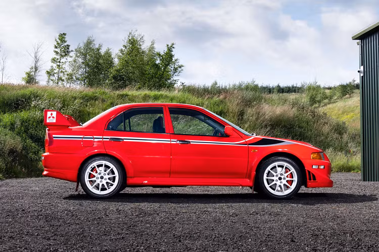 Tổng cộng có 2.500 chiếc Mitsubishi Lancer Evolution VI Tommi Makinen Edition 1999 phiên bản đặc biệt do Ralliart trực tiếp đảm nhận sản xuất. Chỉ có 250 chiếc được nhập khẩu chính hãng tại Anh, trong đó 50 chiếc có màu ngoại thất Passion Red. Đặc biệt hơn, chỉ có 212 chiếc trong tổng số 2.500 chiếc sở hữu gói nâng cấp ngoại thất “Special Colour Package” với bộ tem đua cùng tay nắm cửa màu đen.