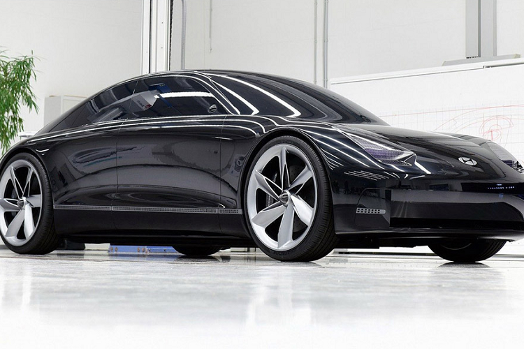 Như hãng đã chia sẻ từ trước, Hyundai Ioniq 6 chạy điện sẽ có thiết kế lấy cảm hứng chủ đạo từ mẫu concept Prophecy và có kích cỡ tương đồng một mẫu sedan hạng D như Hyundai Sonata.