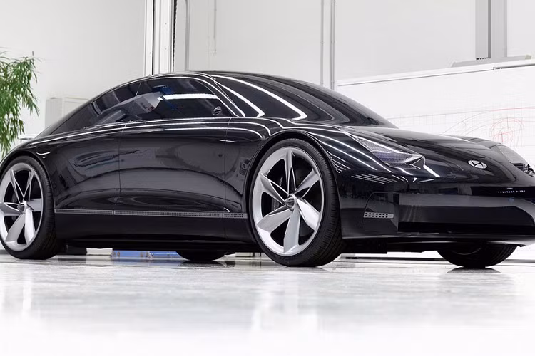 Như hãng đã chia sẻ từ trước, Hyundai Ioniq 6 chạy điện sẽ có thiết kế lấy cảm hứng chủ đạo từ mẫu concept Prophecy và có kích cỡ tương đồng một mẫu sedan hạng D như Hyundai Sonata.