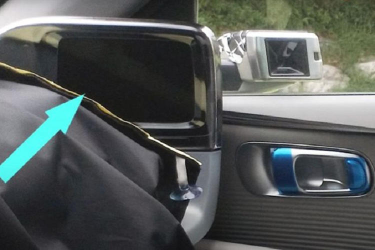 Sau sự thành công của SUV điện Ioniq 5, Hyundai lại tiếp tục giới thiệu một mẫu xe điện nữa có tên là Ioniq 6 - được xem như phiên bản chạy điện của Sonata. Hiện hãng xe Hàn Quốc vẫn chưa tiết lộ nhiều thông tin về Hyundai Ioniq 6 2022 mới, nhưng mới đây, một nguyên mẫu của Ioniq 6 đã được bắt gặp trên đường khi đang chạy thử nghiệm.