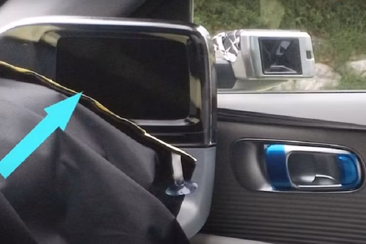 Sau sự thành công của SUV điện Ioniq 5, Hyundai lại tiếp tục giới thiệu một mẫu xe điện nữa có tên là Ioniq 6 - được xem như phiên bản chạy điện của Sonata. Hiện hãng xe Hàn Quốc vẫn chưa tiết lộ nhiều thông tin về Hyundai Ioniq 6 2022 mới, nhưng mới đây, một nguyên mẫu của Ioniq 6 đã được bắt gặp trên đường khi đang chạy thử nghiệm.