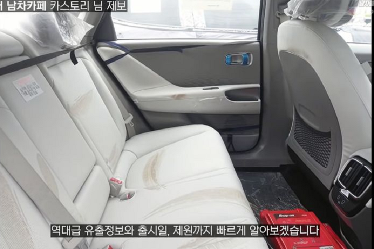 Chiếc xe thử nghiệm cũng cho thấy Ioniq 6 sẽ có các ghế trước bọc da màu trắng kết hợp những viền màu cam nổi bật, đi kèm chức năng thông gió. Trong khi đó, không gian hàng ghế sau trông khá rộng rãi.