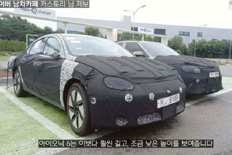 Hyundai Ioniq 6 hoàn toàn mới được bọc ngụy trang khá cẩn thận nhưng vẫn để lộ ra một chi tiết thú vị, đó là sự thiếu vắng của gương chiếu hậu truyền thống, thay vào đó, chiếc sedan điện được trang bị camera bên cửa truyền video trực tuyến về màn hình hiển thị đặt phía cột A.