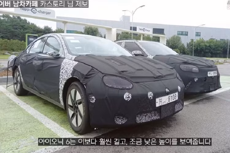 Hyundai Ioniq 6 hoàn toàn mới được bọc ngụy trang khá cẩn thận nhưng vẫn để lộ ra một chi tiết thú vị, đó là sự thiếu vắng của gương chiếu hậu truyền thống, thay vào đó, chiếc sedan điện được trang bị camera bên cửa truyền video trực tuyến về màn hình hiển thị đặt phía cột A.
