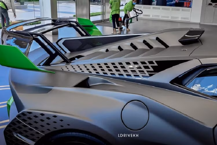 Hiện giới nhà giàu Việt cũng đã đánh tiếng sẽ sớm mang về nước đến hai chiếc siêu xe Lamborghini Huracan STO. Không rõ các đại gia Campuchia phải bỏ ra bao nhiêu tiền để mua Lamborghini Huracan STO, chỉ biết rằng, giới siêu giàu ở Thái Lan phải bỏ ra 29,99 triệu Baht, tương đương 23 tỷ đồng để sở hữu mẫu xe mới nhất nhà Lamborghini Huracan.