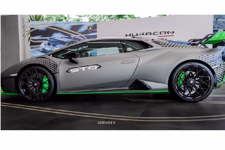 Mẫu siêu xe này có khả năng tăng tốc từ vị trí xuất phát lên 100 km/h chỉ trong thời gian 3 giây, trước khi đạt tốc độ tối đa là 310 km/h. Dòng siêu xe Lamborghini Huracan STO sở hữu hệ thống Anima mang đến cho người lái 3 chế độ là STO, Trofeo và Pioggia.