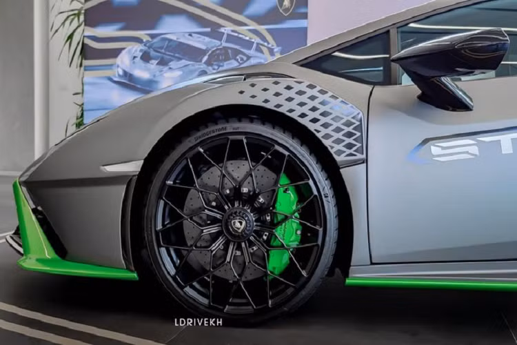 Tiếp đến là tuỳ chọn viền hốc gió trước/khuếch tán sau, nẹp sườn, hay hai bên hông cánh gió đuôi là màu xanh lá đậm Verde Selvans rất nổi bật và đối lập với bộ áo xám Grigio Titans của xe. Ngoài ra là logo STO mang màu trắng Bianco Monocerus.