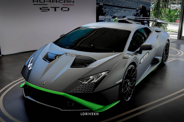 Thông tin về việc chiếc siêu xe Lamborghini Huracan STO đầu tiên về đến Campuchia đã khiến giới mê xe tại Đông Nam Á khá choáng trước sự chịu chơi của các nhà giàu nước này. Không chỉ thế, nhiều khả năng chiếc xe Lamborghini Huracan STO này sẽ định cư hẳn ở Campuchia chứ không phải là xe trưng bày.