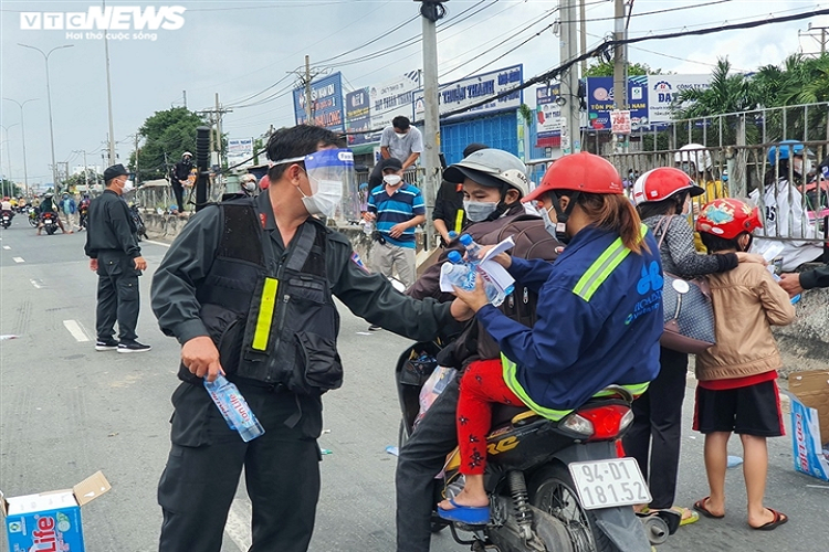 Vào buổi sáng, lực lượng chức năng còn phát thêm bánh mì cho người dân ăn đỡ đói.