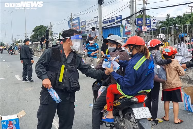 Vào buổi sáng, lực lượng chức năng còn phát thêm bánh mì cho người dân ăn đỡ đói.