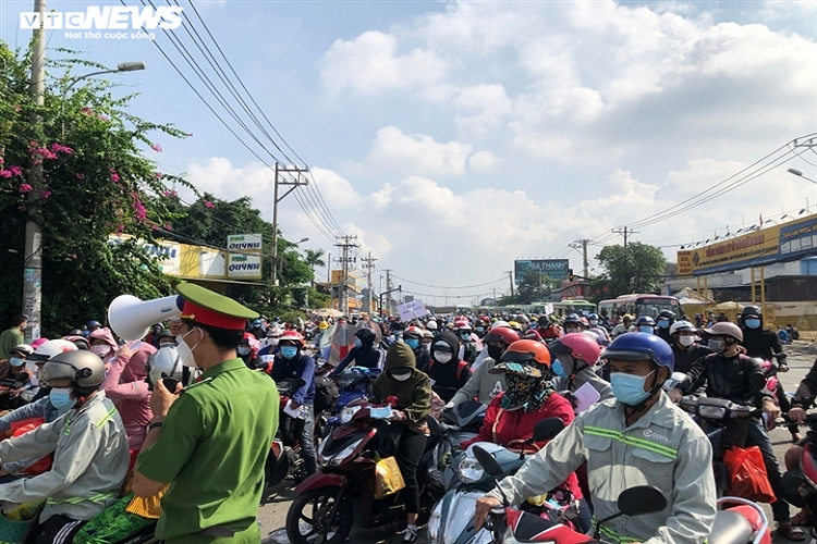 Trong đêm 30/9, hàng ngàn người dân chạy xe máy trên tuyến quốc lộ 1A để rời TP.HCM về các tỉnh miền Tây, gây ùn tắc ở chốt kiểm soát. Để đáp ứng nguyện vọng của người dân, lực lượng chức năng TP.HCM đã liên hệ với các tỉnh miền Tây để lên phương án đưa người dân trở về địa phương an toàn nhất. 