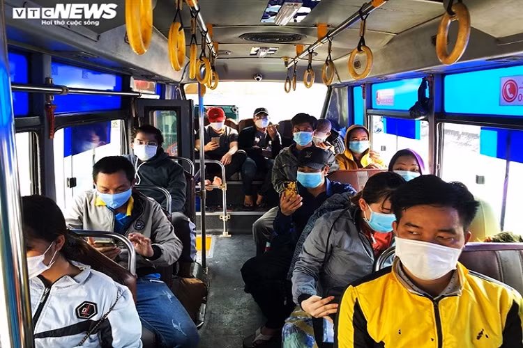 Những người muốn về quê, test nhanh âm tính được sắp xếp lên xe khách theo từng đoàn của từng tỉnh. 