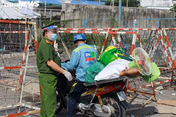 Quan doi, cong an ho tro dua nguoi dan tu TP.HCM ve mien Tay